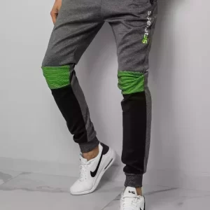 Pánske tepláky v štýlovom prevedení.