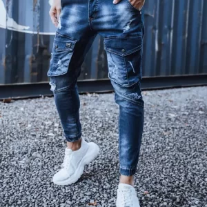 Pekné tmavo-modré rifle v trendy prevedení.