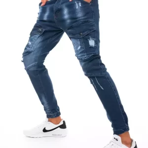 Trendové pánske džínsy modrej farby.