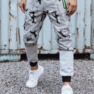 Atraktívne pánske teplákové nohavice s maskáčovým vzorom sivé